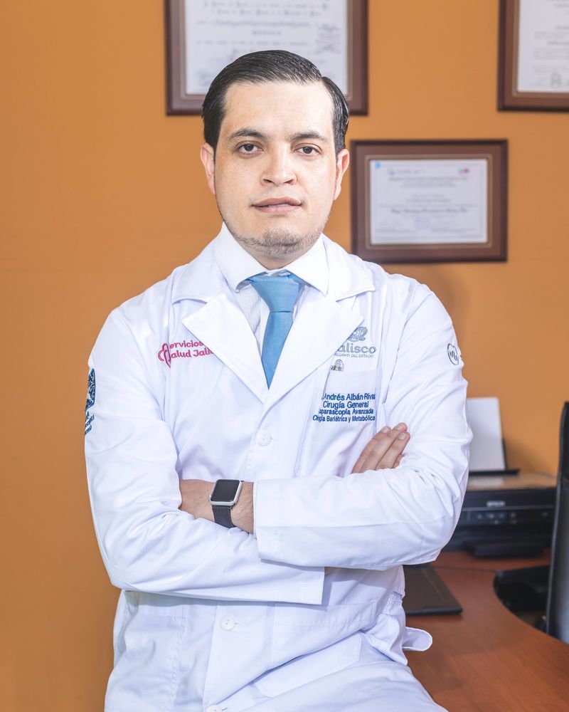 Dr. Andrés Albán Rivas en su consultorio de Guayaquil